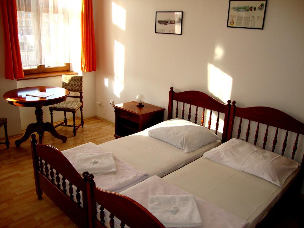 Penzion Aviatik Čáslav Esterno foto