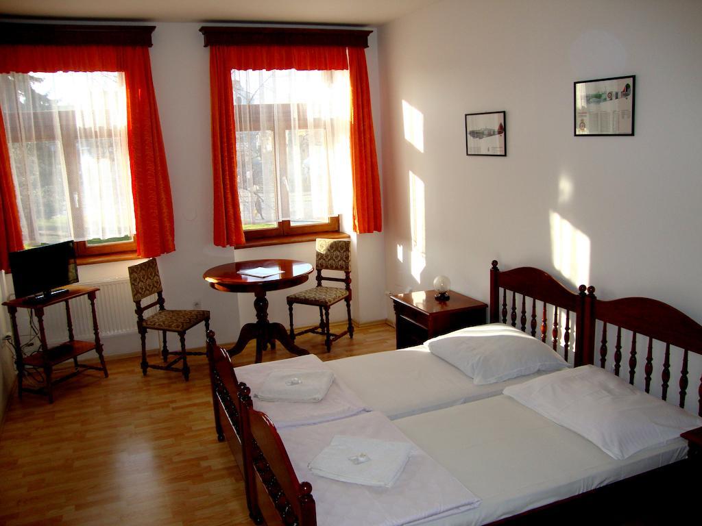 Penzion Aviatik Čáslav Esterno foto
