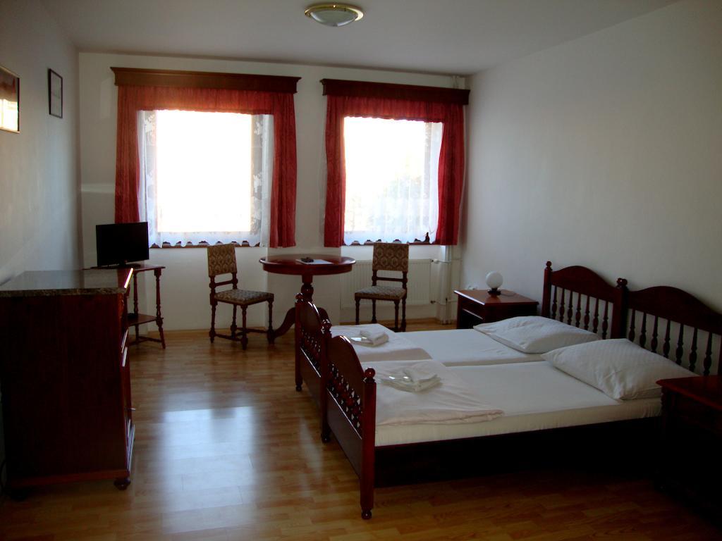 Penzion Aviatik Čáslav Camera foto