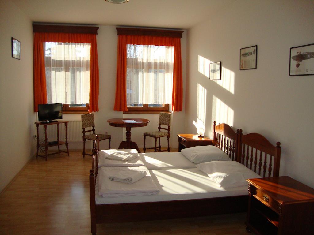 Penzion Aviatik Čáslav Camera foto